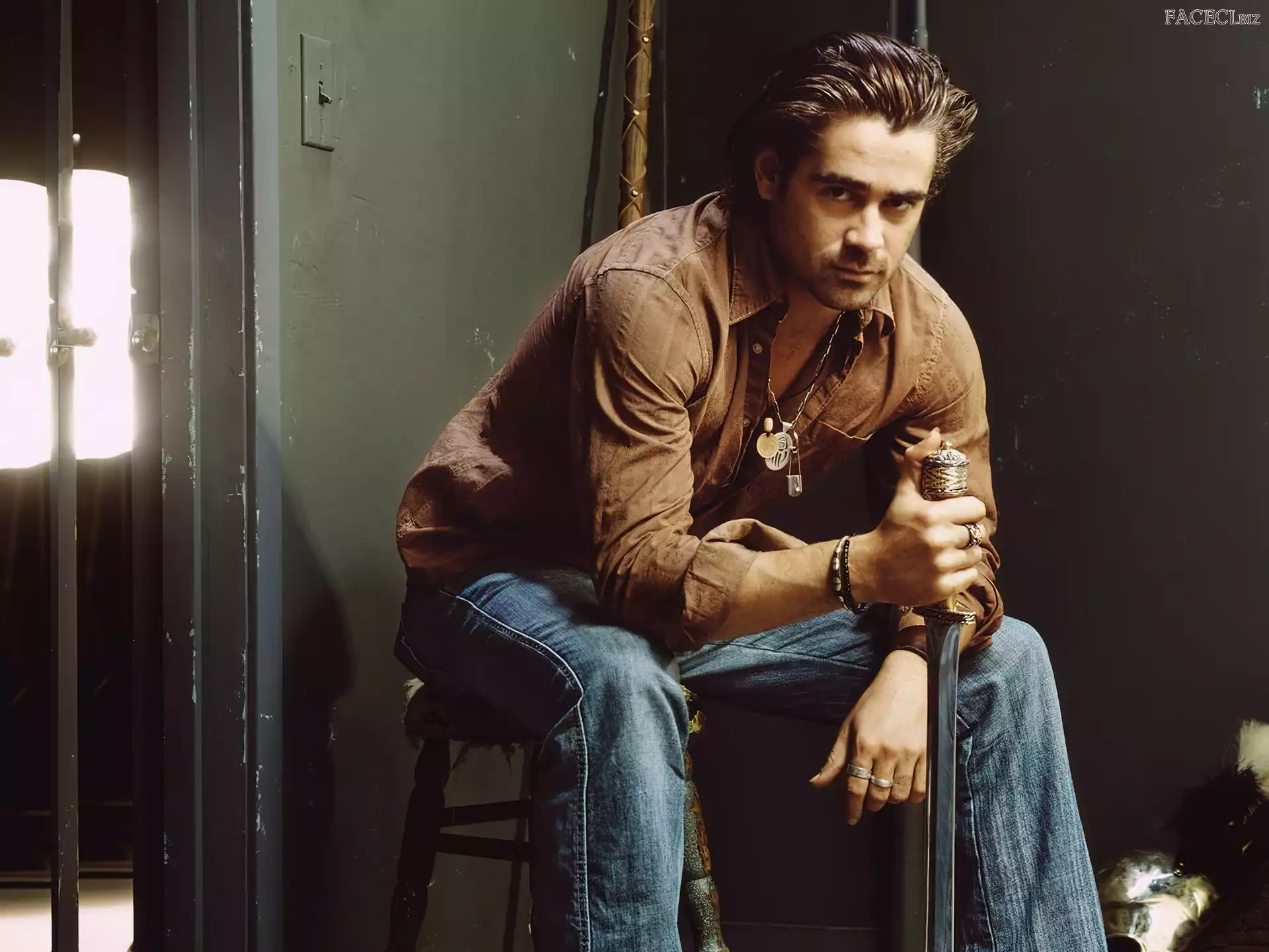 jeansy, Colin Farrell, brązowa koszula